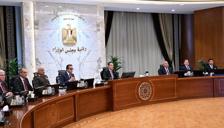 الحكومة تعلن إيقاف العمل بقرار غلق المحال 11 مساء والعودة للمواعيد الطبيعية