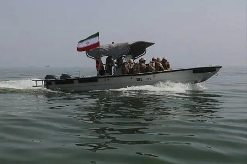 مقتل 5 إيرانيين في هجوم أمريكي على زورقيين..وسفن طهران التجارية تحترق