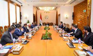 عبدالعاطي يبحث مع ممثلي الشركات المصرية العاملة في أفريقيا فرص الاستثمار الواعدة بالقارة