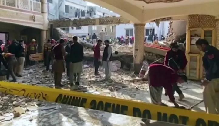 مقتل وإصابة 20 شرطيا باكستانيا في هجوم انتحاري على نقطة تفتيش حدودية