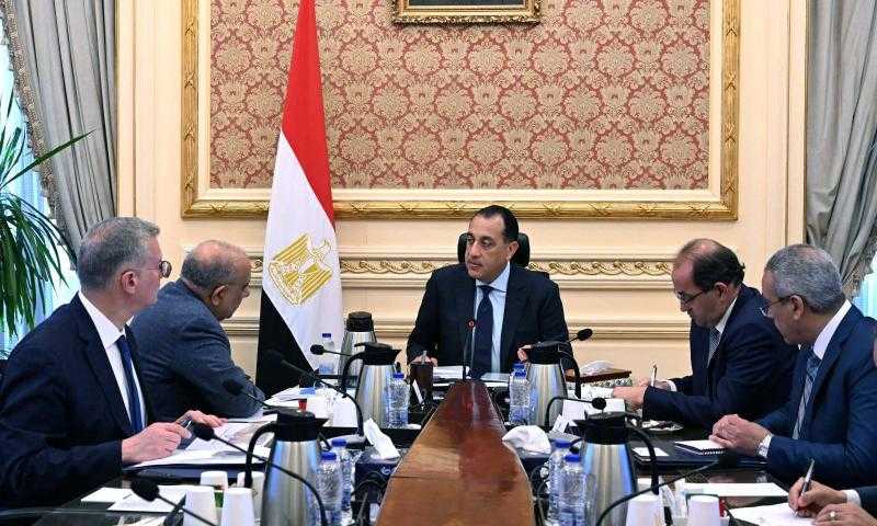 مدبولي يتابع الجهود الحكومية لتوفير المنتجات البترولية والتغذية الكهربائية