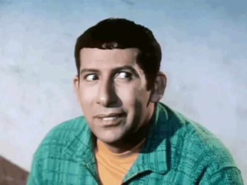 غبي منه فيه 
