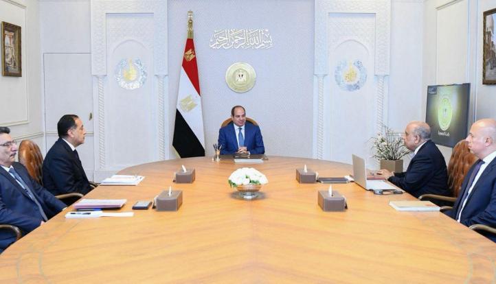 السيسي يجتمع مع رئيس الوزراء ووزير الكهرباء ويوجه بسرعة إنجاز مشروعات الطاقة الشمسية