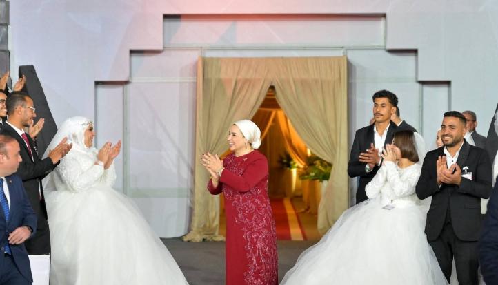 انتصار السيسي تشارك في ”فرحة مصر” مع ألف عريس وعروس