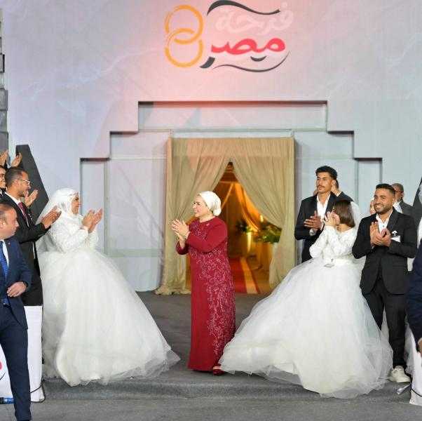 انتصار السيسي تشارك في ”فرحة مصر” مع ألف عريس وعروس
