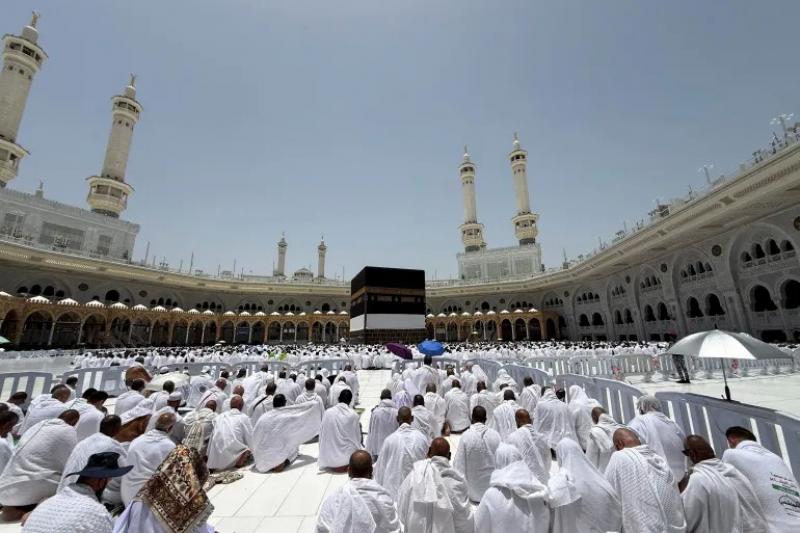 توافد الحجاج إلى مكة.. والسعودية تبدأ خطط التفويج في المشاعر المقدسة