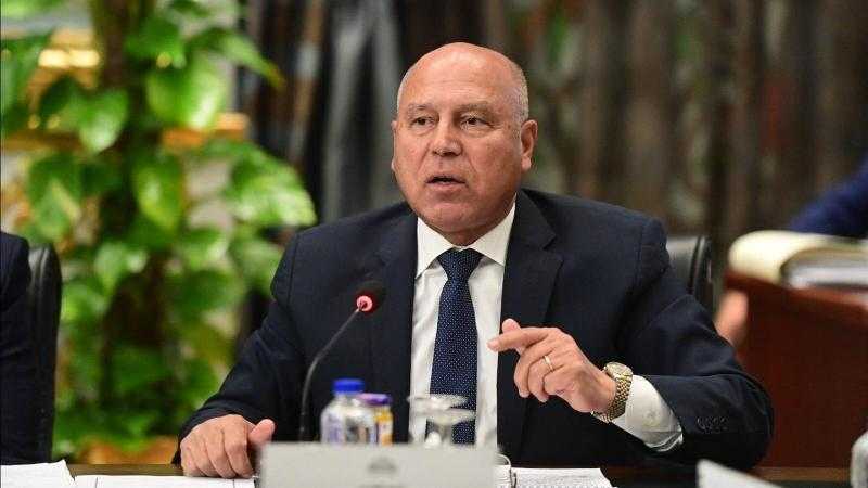 استغاثة عاجلة إلى الفريق كامل الوزير.. مواطن: فصلوني بسبب خطأ إداري وأولادي مهددين بقطع العيش