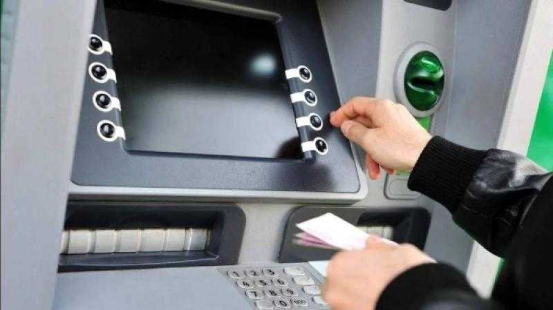 بعد أزمة نقص السيولة.. ضخ كميات من النقود في ماكينات الصراف الآلي لتلبية احتياجات المواطنين في العيد