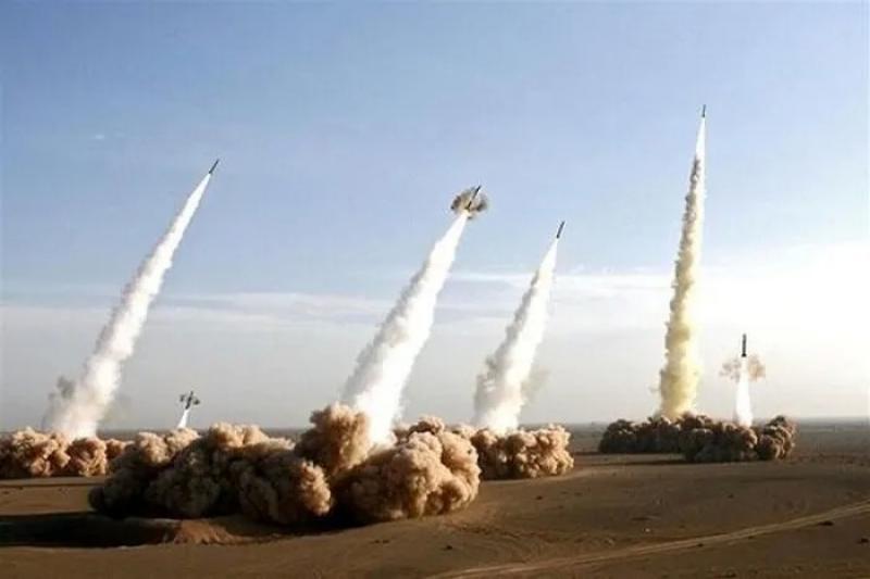 إيران تستهدف 8 مواقع أمريكية في قاعدتي السالم بالكويت وميناء سلمان بالبحرين