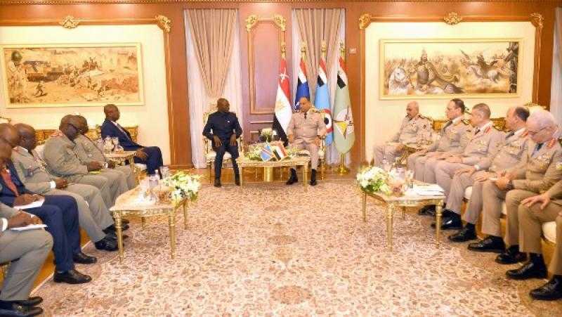 وزير الدفاع يلتقي نظيره الكونغولي الديمقراطي لبحث التعاون العسكري المشترك