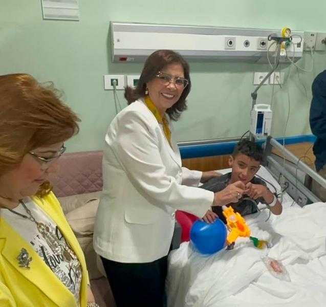 ”طاقة إيجابية تكفي 10 سنين”.. الدكتورة راندا مصطفى من مستشفى الناس: هنا لا فرق بين مصري وسوداني أو سوري.. الخدمة للإنسان أولاً