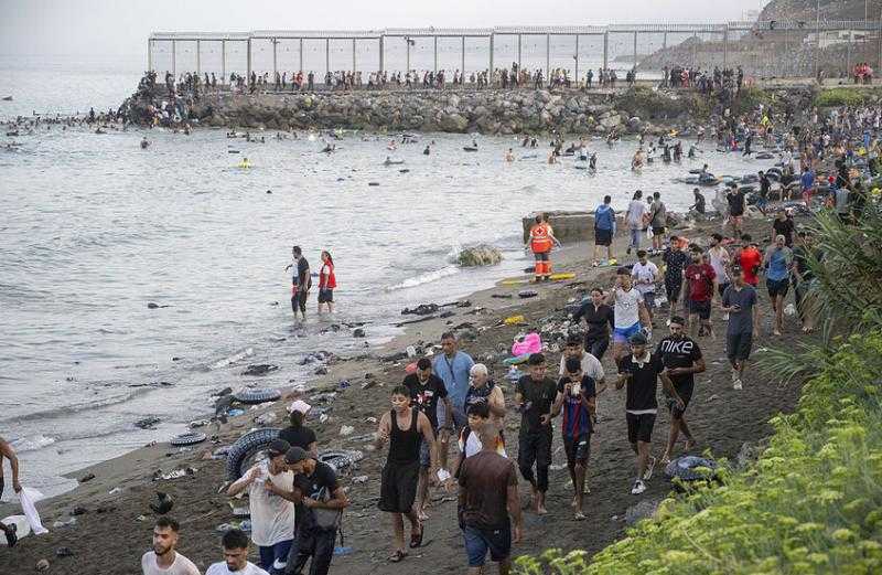 سانشيز يتهم مافيات التهريب بالاعتداء على سيادة إسبانيا بعد استغلال حكم قضائي لتدفق المهاجرين لسبتة