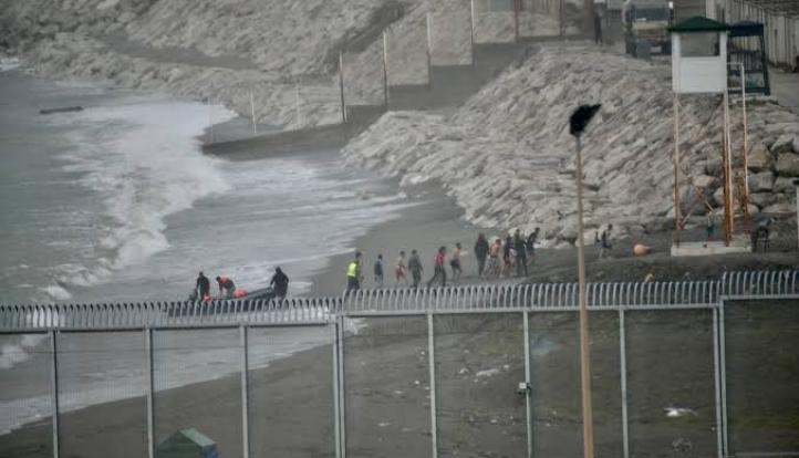 ”الداخلية” الإسبانية: إعادة 25 ألف مهاجر من سبتة إلى المغرب... وارتفاع حصيلة الوفيات إلى 34  اقرأ المزيد: https://alseyassah.com/article/469188/