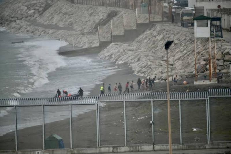”الداخلية” الإسبانية: إعادة 25 ألف مهاجر من سبتة إلى المغرب... وارتفاع حصيلة الوفيات إلى 34  اقرأ المزيد: https://alseyassah.com/article/469188/