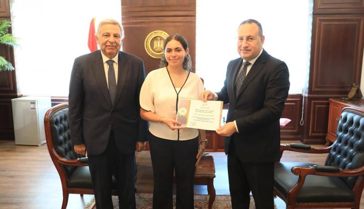 وزير التعليم العالي يكرم الطالبة هيا عمرو لمشاركتها في إسعاف مصابي مول «أرابيلا بلازا»