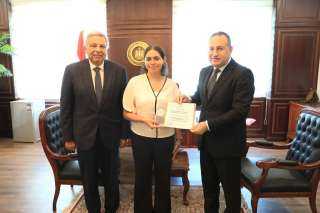 وزير التعليم العالي يكرم الطالبة هيا عمرو لمشاركتها في إسعاف مصابي مول... وزير التعليم العالي يكرم الطالبة هيا عمرو لمشاركتها في إسعاف مصابي مول «أرابيلا بلازا»