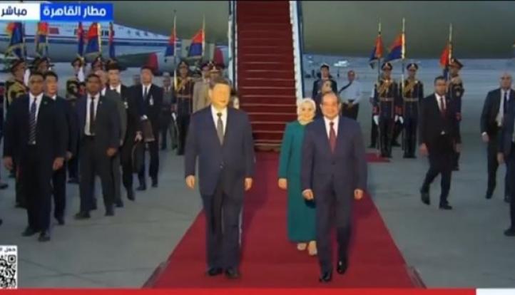 بالصور.. الرئيس السيسي والسيدة قرينته يستقبلان الرئيس الصيني وحرمه بمطار القاهرة