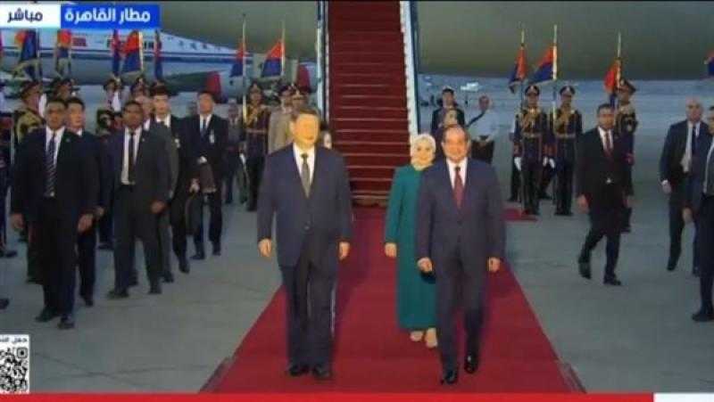 بالصور.. الرئيس السيسي والسيدة قرينته يستقبلان الرئيس الصيني وحرمه بمطار القاهرة