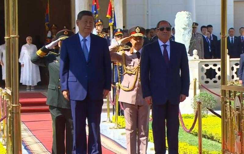 الرئيس السيسي والسيدة قرينته يستقبلان الرئيس الصيني وحرمه بقصر الاتحادية