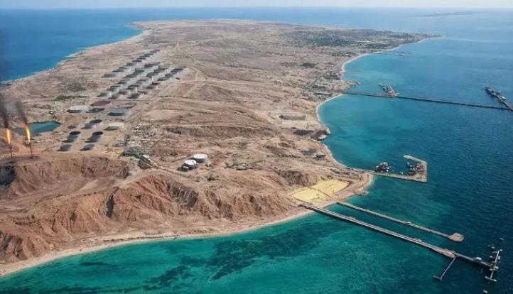 هجوم أمريكي يستهدف ناقلة نفط إيرانية قرب جزيرة خرج