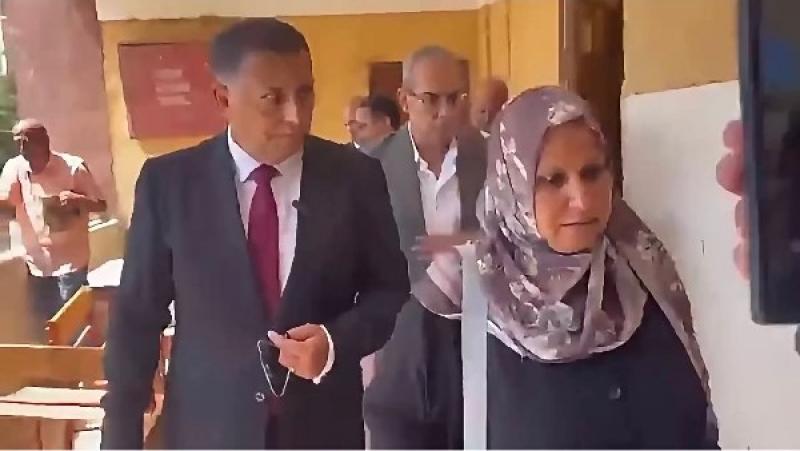 محافظ القليوبية ومديرة المدرسة 
