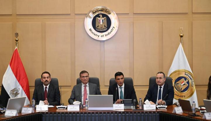 وزراء الصناعة والزراعة واستصلاح الأراضي والتعليم العالي والبحث العلمي ورئيس جهاز مستقبل مصر للتنمية المستدامة يبحثون سبل تنفيذ نموذج متكامل لزراعة وتجهيز وتصنيع الكتان