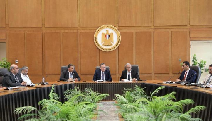وزير التعليم العالي يبحث مع الباحثين المصريين العائدين من التدريب باليابان سبل الاستفادة من خبراتهم في تطوير البحث العلمي والابتكار