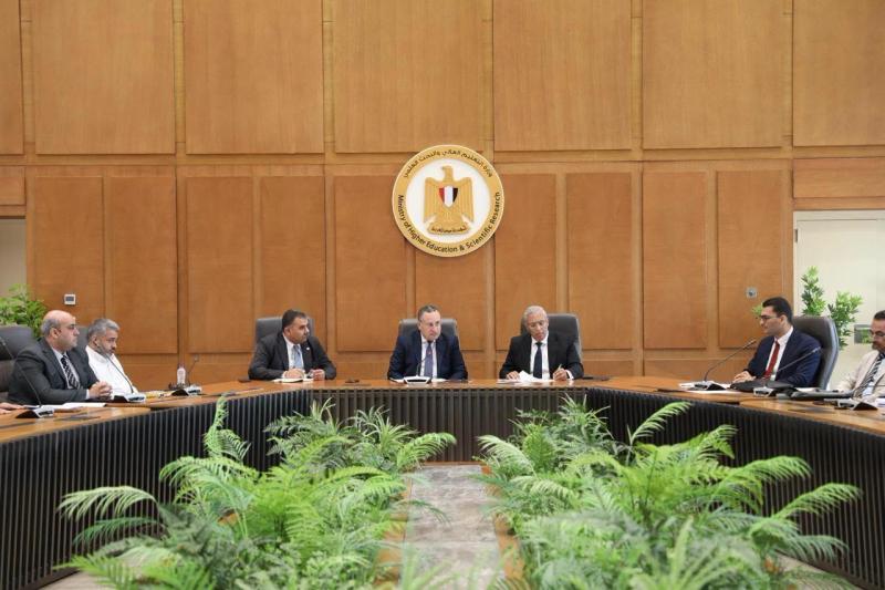 وزير التعليم العالي يبحث مع الباحثين المصريين العائدين من التدريب باليابان سبل الاستفادة من خبراتهم في تطوير البحث العلمي والابتكار